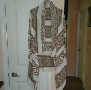 Thick Sweater with Abstract Patterns